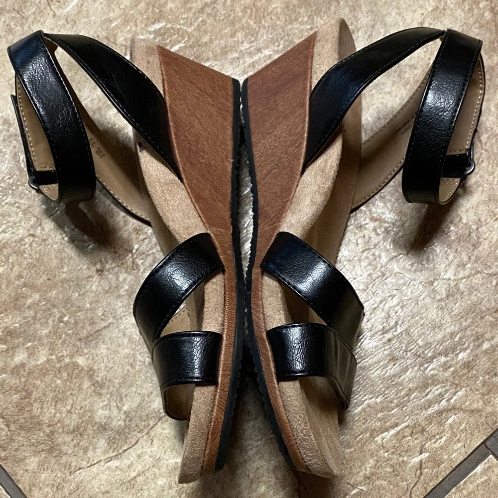 Life Stride Black and Tan Size 6.5M Women's Comfy Sandals Summer